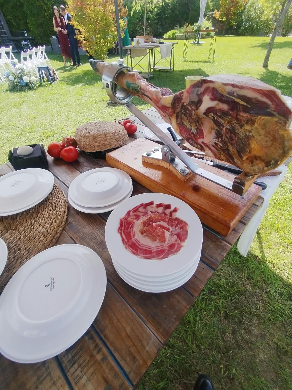 Estación de corte con jamón en jamonero en un jardín
